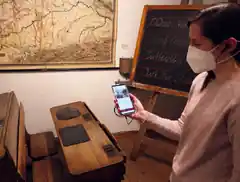 Sie führt kontaktlos durchs Museum …
