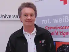 Mit magentafarbener Weste im Einsatz