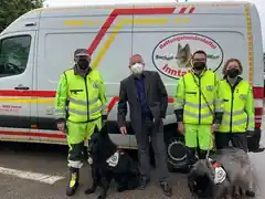 Hilfe für Rettungshunde-Staffel