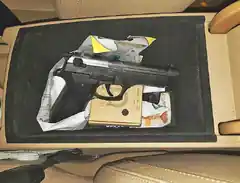 Die Waffe in der Mittelkonsole