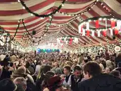 Bald wird wieder zugeprostet