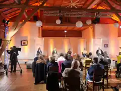 Junge Leute stehen im Fokus