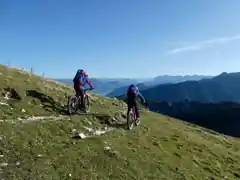 Die Bergretter mit den neuen E-Bikes …