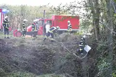 Mit Pkw steil abwärts in den Weiher
