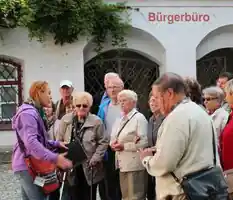 Fröhlicher Spaziergang durch die Stadt