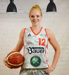 Laura Hebecker gelingt der Korbwurf zum Sieg