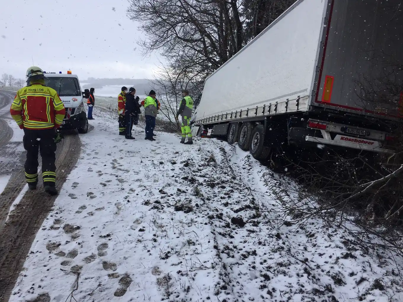 Lkw-Unfall auf B15: THW rückt an