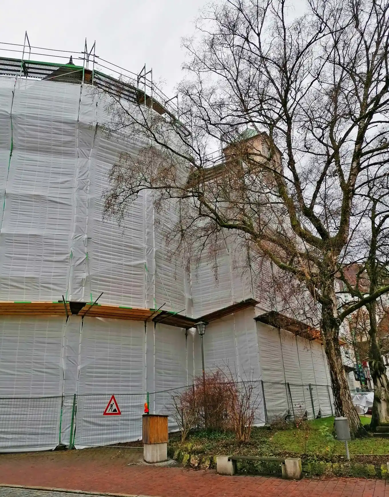 Die umhüllte Wasserburger St. Jakobs-Kirche