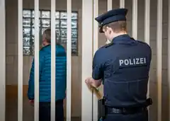 Beim zweiten Mal klickten die Handschellen