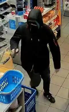 Überfall auf Tankstelle: Täter ist auf der Flucht