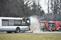 Schulbus: Erst Ölspur, dann Motorbrand