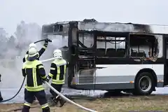 Schulbus in Flammen