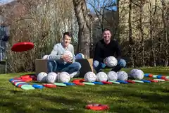 Hunderte Fußbälle für 25 Pausenhöfe