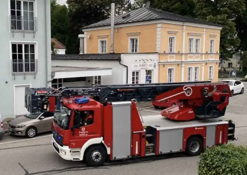 8.50 Uhr: Einsatz mit der Drehleiter
