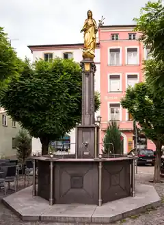 Es geht zu den Brunnen der Stadt
