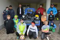 Fußballnachwuchs sammelt Müll