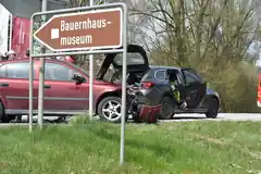 Am Bauernhausmuseum: Pkw auf Pkw