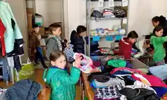 Kleider für die Kinder des Krieges
