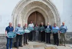 Kirchenschilder für zwölf Gotteshäuser