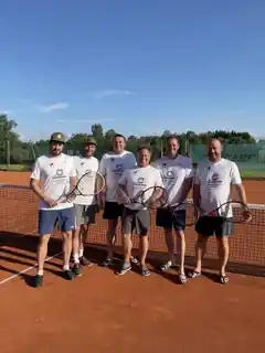 Tennis-Herren aus Pfaffing in neuem Outfit