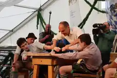 Jetzt im Festzelt großes Fingerhakln