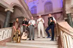 Die Brüder-Crew im Brunnenhof