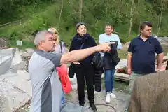 Eine Stützmauer für das Wuhrstauwerk