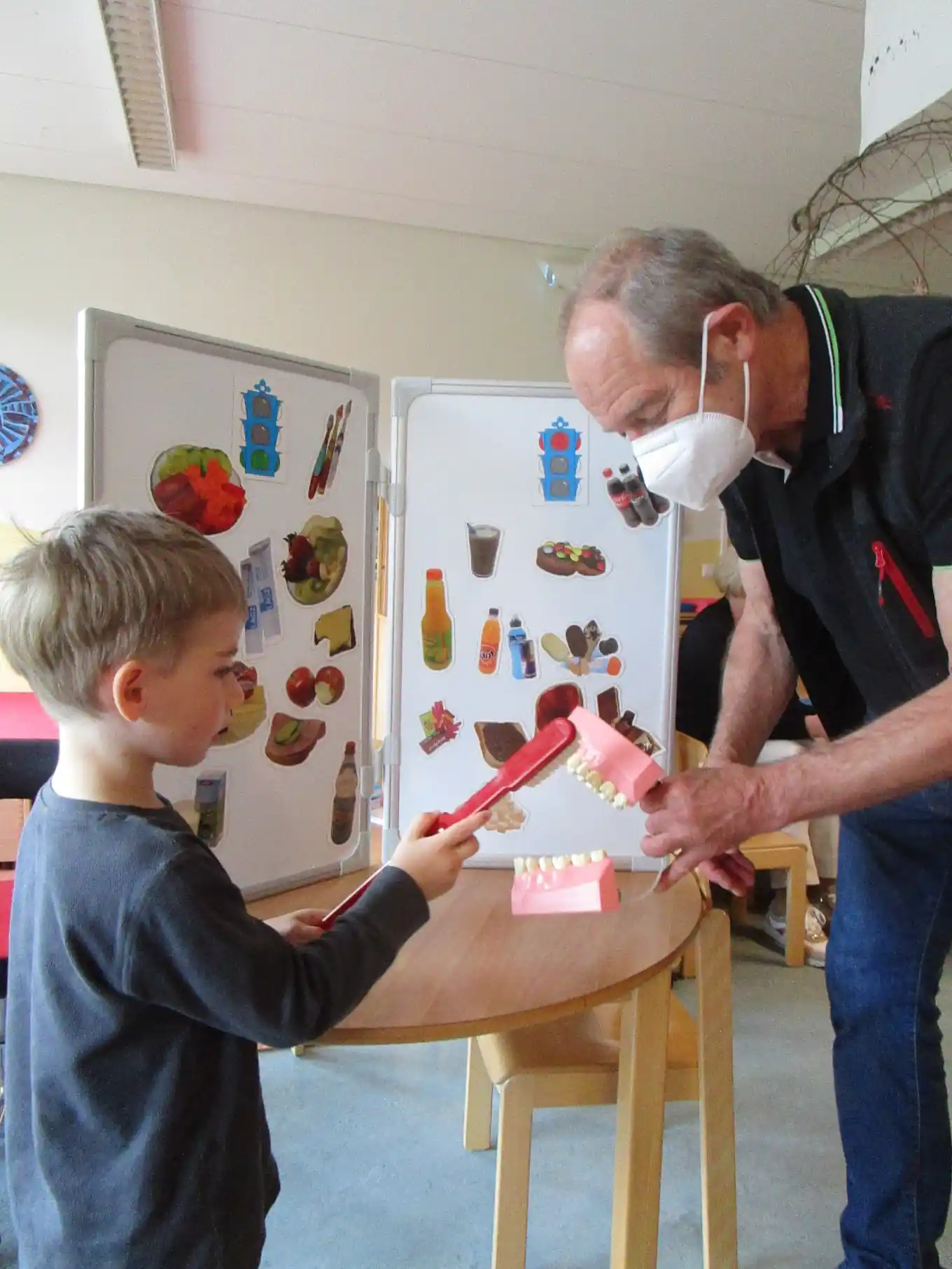 Der Zahnarzt kam in den Kindergarten