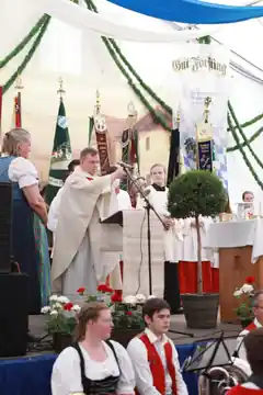 Gottesdienst auf der Bühne des Festzeltes
