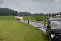 Unfall mit Kleinbus: Zwei Verletzte