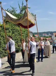 Feierliche Prozession im Burgerfeld