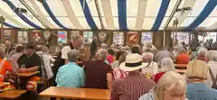 Ein kleiner Ratsch beim halben Hendl