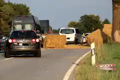 Strohballen blockieren Bundesstraße