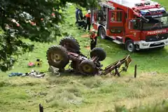 Traktor stürzt in die Tiefe