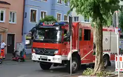 Frontal gegen ein Geschäftshaus
