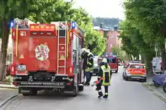 In der Altstadt mit Pkw gegen Hauswand