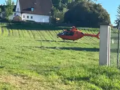 Hubschrauber landet im Burgerfeld
