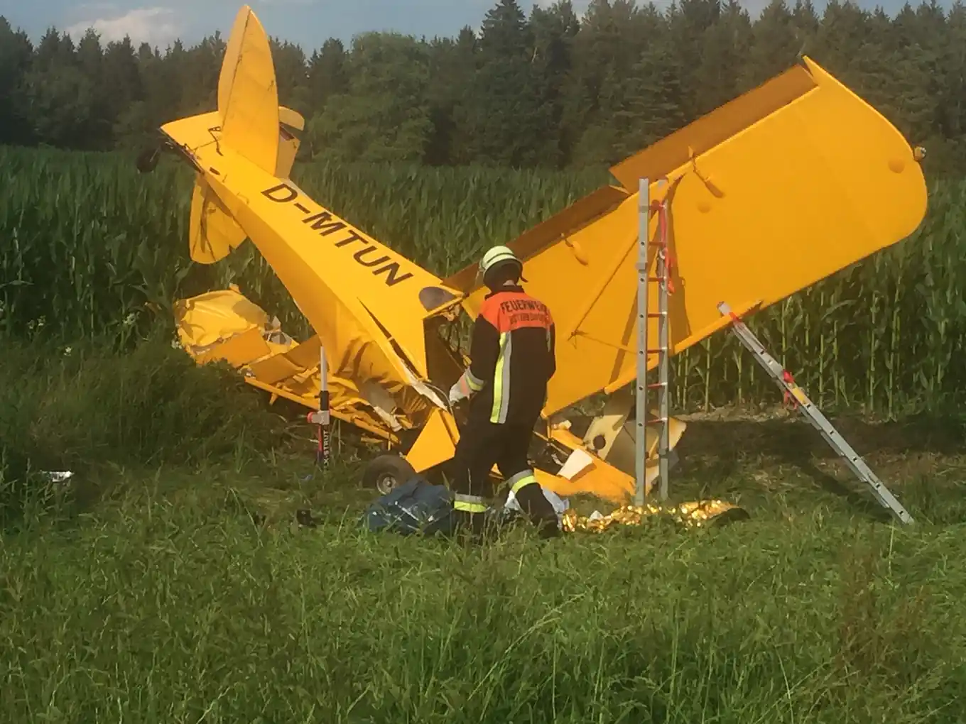 Leichtflugzeug abgestürzt: Piloten schwer verletzt