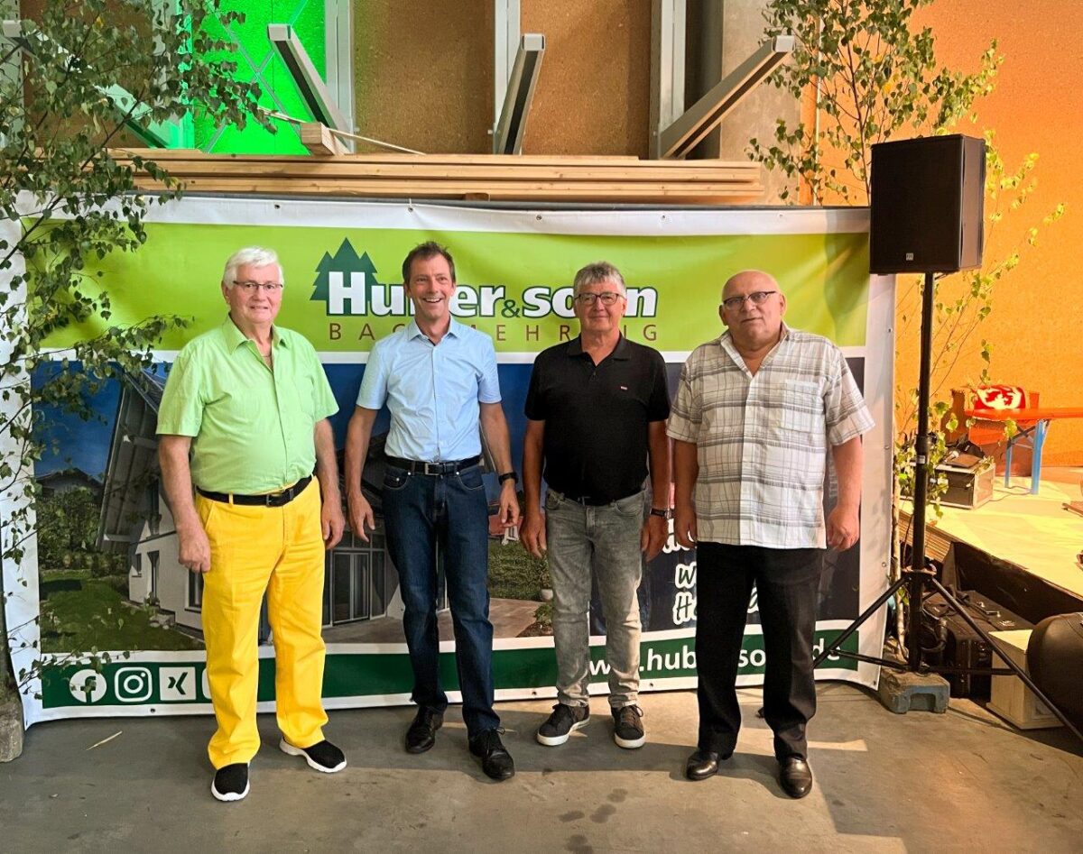 Foto (von links): Anton Blumoser (50 Jahre), Josef Huber (Geschäftsleitung), Martin Wetterstetter (49 Jahre) und Viktor Scheibel (24 Jahre).