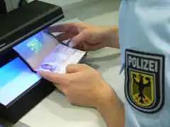 Mit gefälschten Papieren nach Deutschland