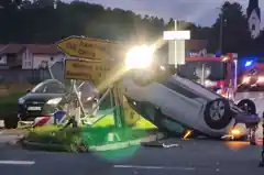 B 304: Elektroauto überschlägt sich nach Crash