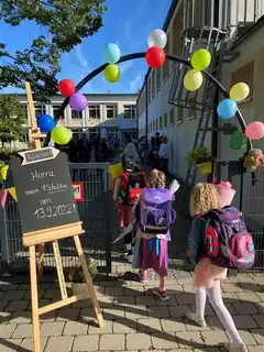 Spalier für Schulanfänger in Soyen