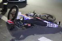 Pkw erfasst Moped im Kreisverkehr