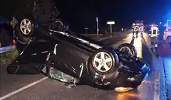 Junge Frau überschlägt sich mit Auto