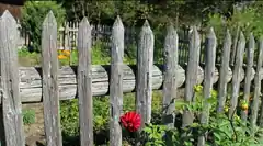 Gartenzäune beschädigt und dann weitergefahren