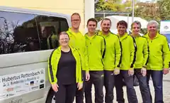 Frohen Mutes mit einem Lächeln