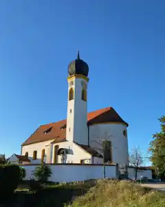 Ministranten verkaufen Kirtanudeln