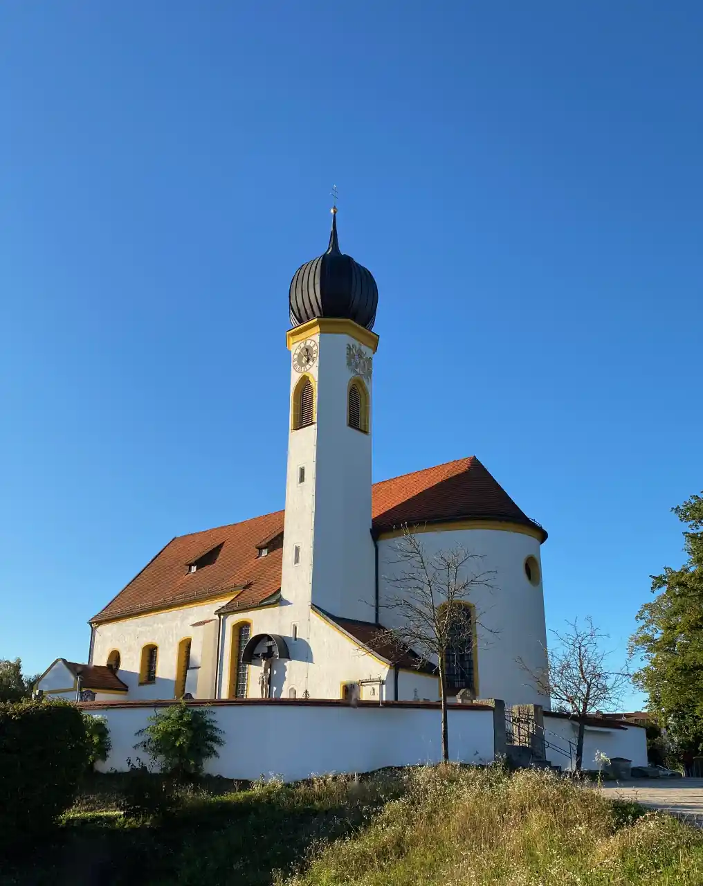 Ministranten verkaufen Kirtanudeln