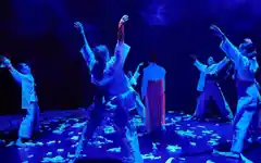 On her Shoulders: Tanz-Choreo brachte Schwung auf die Bühne