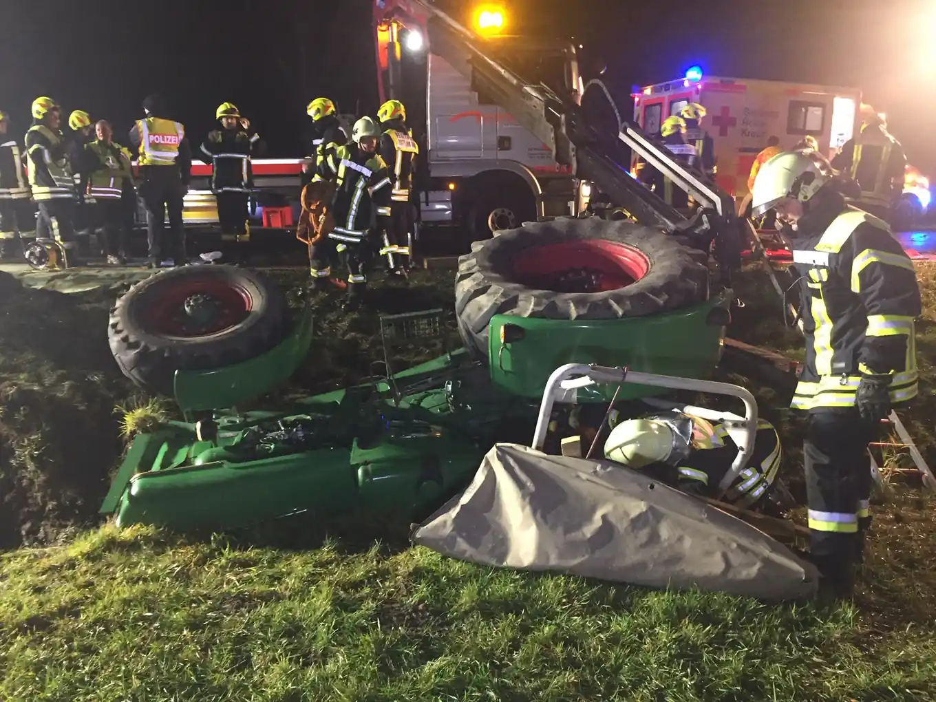 61-Jähriger unter Traktor eingeklemmt